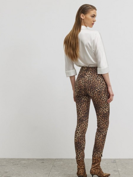 Animal printed μαύρο ψηλόμεσο ελαστικό Tony παντελόνι σε στενή γραμμή, μπροστινές στρογγυλές τσέπες και κλείσιμο με κουμπί και φερμουάρ Enzzo