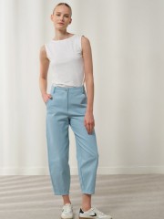 Σιελ ψηλόμεσο Brianna παντελόνι, σε slouchy fit γραμμή, με τετράγωνες τσέπες πίσω, πλάγιες μπροστινές τσέπες και κλείσιμο με κουμπί και κρυφό φερμουάρ μπροστά Enzzo  