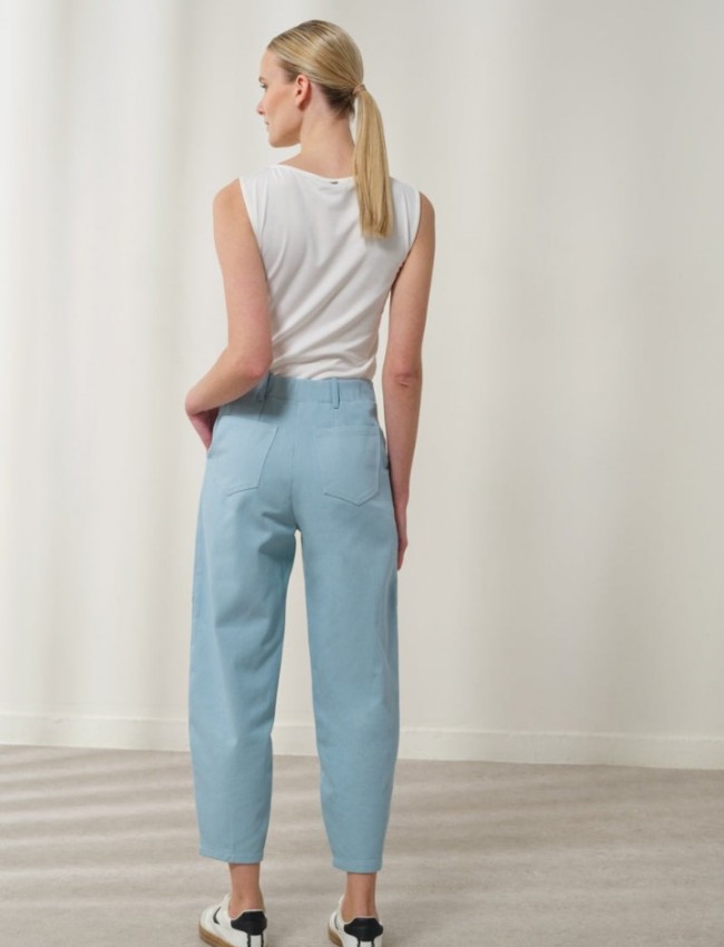 Σιελ ψηλόμεσο Brianna παντελόνι, σε slouchy fit γραμμή, με τετράγωνες τσέπες πίσω, πλάγιες μπροστινές τσέπες και κλείσιμο με κουμπί και κρυφό φερμουάρ μπροστά Enzzo  