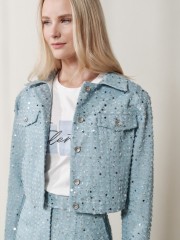 Σιελ jean cropped jacket , σε ίσια γραμμή, κεντημένο όλο ασημί παγιέτες, με πέτο γιακά, τετράγωνες τσέπες μπροστά και κλείσιμο με μεταλλικά κουμπιά Enzzo 