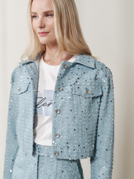 Σιελ jean cropped jacket , σε ίσια γραμμή, κεντημένο όλο ασημί παγιέτες, με πέτο γιακά, τετράγωνες τσέπες μπροστά και κλείσιμο με μεταλλικά κουμπιά Enzzo 