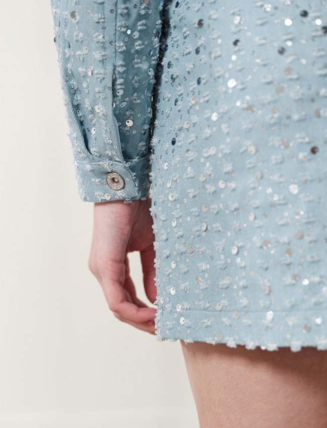 Σιελ jean cropped jacket , σε ίσια γραμμή, κεντημένο όλο ασημί παγιέτες, με πέτο γιακά, τετράγωνες τσέπες μπροστά και κλείσιμο με μεταλλικά κουμπιά Enzzo 