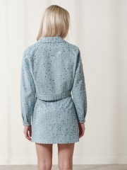 Σιελ jean cropped jacket , σε ίσια γραμμή, κεντημένο όλο ασημί παγιέτες, με πέτο γιακά, τετράγωνες τσέπες μπροστά και κλείσιμο με μεταλλικά κουμπιά Enzzo 