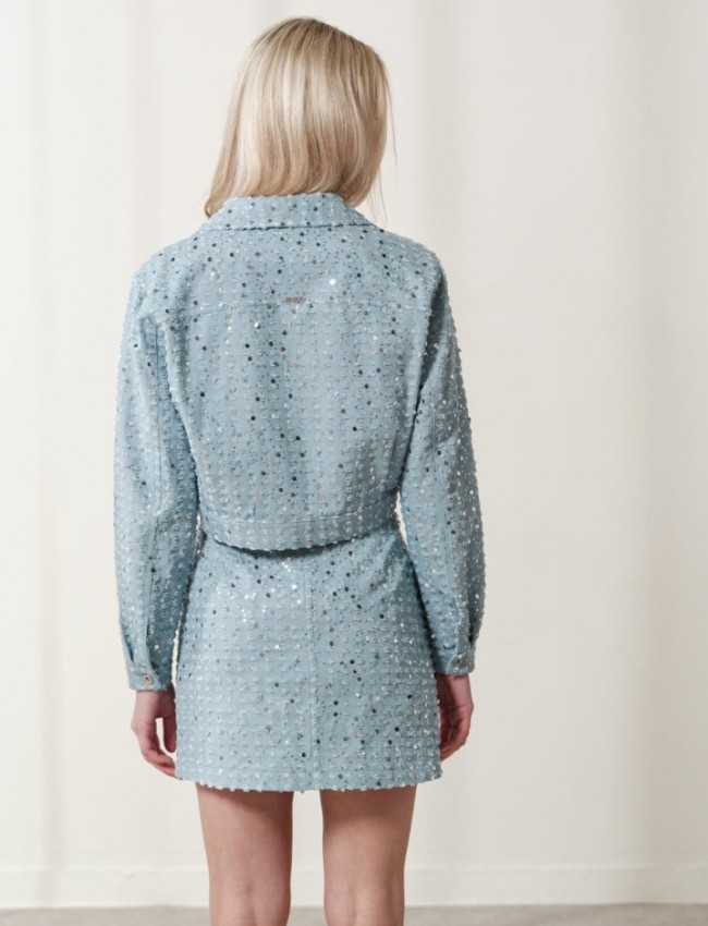 Σιελ jean cropped jacket , σε ίσια γραμμή, κεντημένο όλο ασημί παγιέτες, με πέτο γιακά, τετράγωνες τσέπες μπροστά και κλείσιμο με μεταλλικά κουμπιά Enzzo 