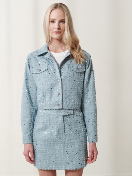 Σιελ jean cropped jacket , σε ίσια γραμμή, κεντημένο όλο ασημί παγιέτες, με πέτο γιακά, τετράγωνες τσέπες μπροστά και κλείσιμο με μεταλλικά κουμπιά Enzzo 