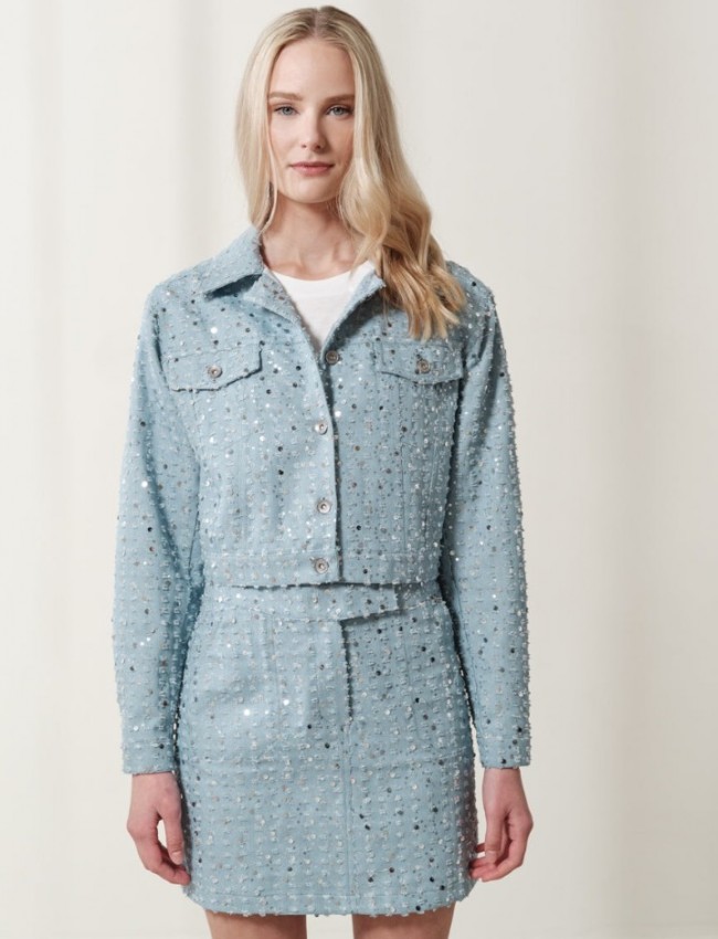Σιελ jean cropped jacket , σε ίσια γραμμή, κεντημένο όλο ασημί παγιέτες, με πέτο γιακά, τετράγωνες τσέπες μπροστά και κλείσιμο με μεταλλικά κουμπιά Enzzo 