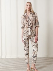 Animal print βανίλια μακρυμάνικο ημιδιάφανο Isabel πουκάμισο, σε ίσια γραμμή, με πέτο γιακά, μικρές σούρες στην πλάτη και λάστιχο στο τελείωμα στο μανίκι Ennzo 
