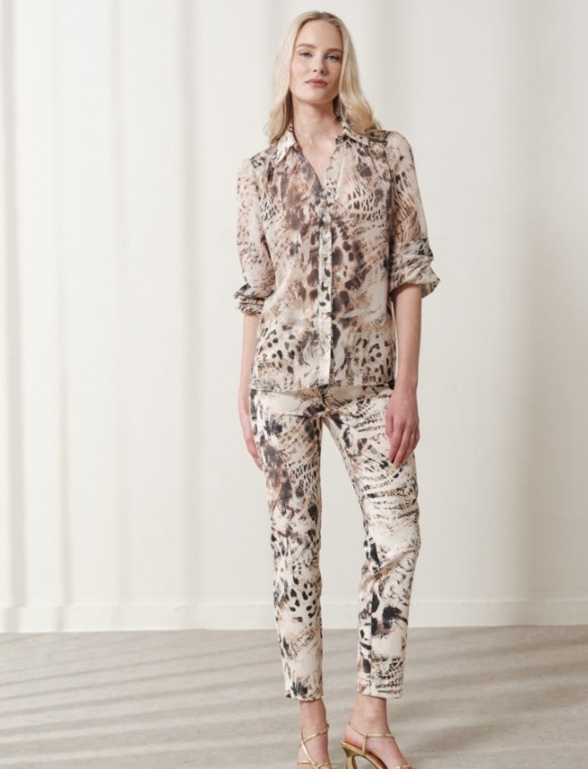 Animal print βανίλια μακρυμάνικο ημιδιάφανο Isabel πουκάμισο, σε ίσια γραμμή, με πέτο γιακά, μικρές σούρες στην πλάτη και λάστιχο στο τελείωμα στο μανίκι Ennzo 