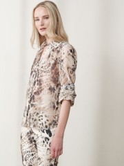 Animal print βανίλια μακρυμάνικο ημιδιάφανο Isabel πουκάμισο, σε ίσια γραμμή, με πέτο γιακά, μικρές σούρες στην πλάτη και λάστιχο στο τελείωμα στο μανίκι Ennzo 