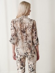 Animal print βανίλια μακρυμάνικο ημιδιάφανο Isabel πουκάμισο, σε ίσια γραμμή, με πέτο γιακά, μικρές σούρες στην πλάτη και λάστιχο στο τελείωμα στο μανίκι Ennzo 