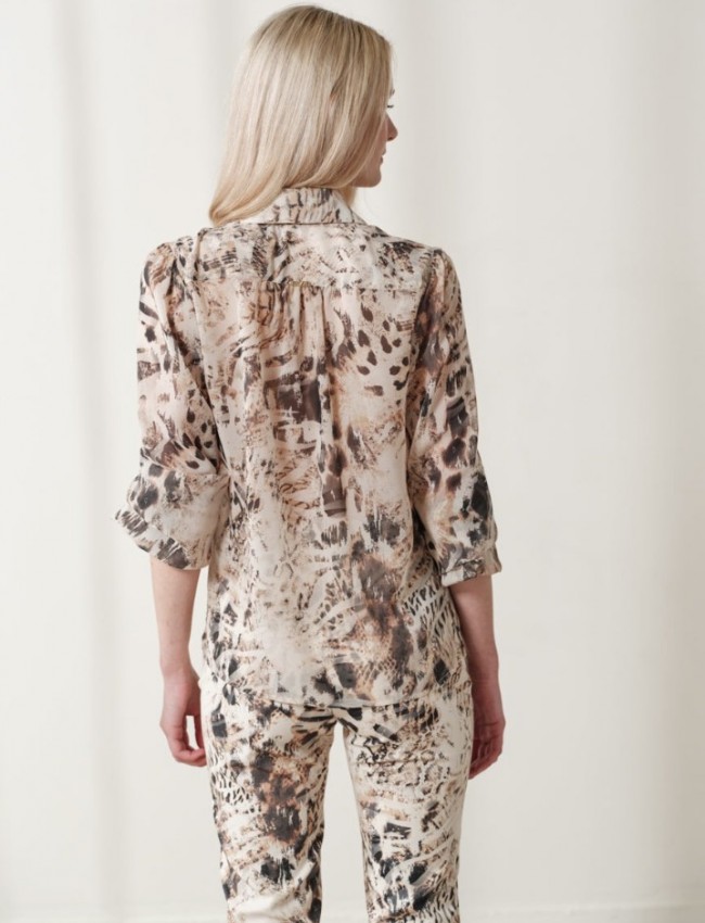 Animal print βανίλια μακρυμάνικο ημιδιάφανο Isabel πουκάμισο, σε ίσια γραμμή, με πέτο γιακά, μικρές σούρες στην πλάτη και λάστιχο στο τελείωμα στο μανίκι Ennzo 