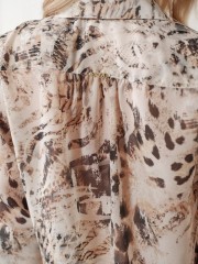 Animal print βανίλια μακρυμάνικο ημιδιάφανο Isabel πουκάμισο, σε ίσια γραμμή, με πέτο γιακά, μικρές σούρες στην πλάτη και λάστιχο στο τελείωμα στο μανίκι Ennzo 