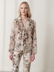 Animal print βανίλια μακρυμάνικο ημιδιάφανο Isabel πουκάμισο, σε ίσια γραμμή, με πέτο γιακά, μικρές σούρες στην πλάτη και λάστιχο στο τελείωμα στο μανίκι Ennzo 