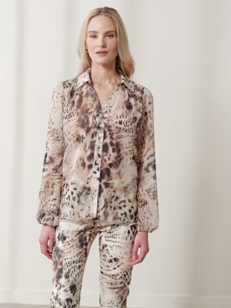 Animal print βανίλια μακρυμάνικο ημιδιάφανο Isabel πουκάμισο, σε ίσια γραμμή, με πέτο γιακά, μικρές σούρες στην πλάτη και λάστιχο στο τελείωμα στο μανίκι Ennzo 