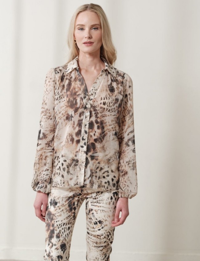 Animal print βανίλια μακρυμάνικο ημιδιάφανο Isabel πουκάμισο, σε ίσια γραμμή, με πέτο γιακά, μικρές σούρες στην πλάτη και λάστιχο στο τελείωμα στο μανίκι Ennzo 