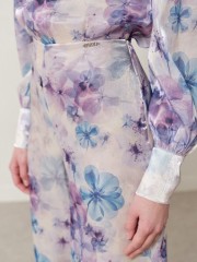 Floral printed σατέν λιλά ψηλόμεση Avril παντελόνα, σε ίσια γραμμή, κλείσιμο με φερμουάρ στο πλάι και εσωτερική φόδρα σορτς Enzzo  