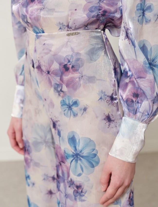 Floral printed σατέν λιλά ψηλόμεση Avril παντελόνα, σε ίσια γραμμή, κλείσιμο με φερμουάρ στο πλάι και εσωτερική φόδρα σορτς Enzzo  