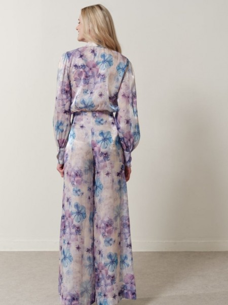 Floral printed σατέν λιλά ψηλόμεση Avril παντελόνα, σε ίσια γραμμή, κλείσιμο με φερμουάρ στο πλάι και εσωτερική φόδρα σορτς Enzzo  