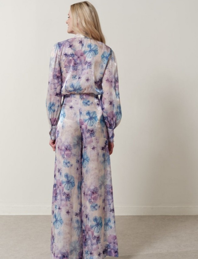 Floral printed σατέν λιλά ψηλόμεση Avril παντελόνα, σε ίσια γραμμή, κλείσιμο με φερμουάρ στο πλάι και εσωτερική φόδρα σορτς Enzzo  