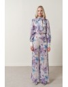 Floral printed σατέν λιλά ψηλόμεση Avril παντελόνα, σε ίσια γραμμή, κλείσιμο με φερμουάρ στο πλάι και εσωτερική φόδρα σορτς Enzzo  