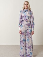 Floral printed σατέν λιλά ψηλόμεση Avril παντελόνα, σε ίσια γραμμή, κλείσιμο με φερμουάρ στο πλάι και εσωτερική φόδρα σορτς Enzzo  
