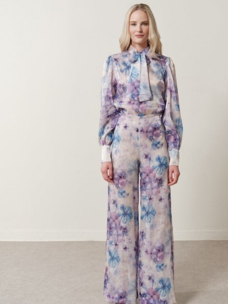 Floral printed σατέν λιλά ψηλόμεση Avril παντελόνα, σε ίσια γραμμή, κλείσιμο με φερμουάρ στο πλάι και εσωτερική φόδρα σορτς Enzzo  