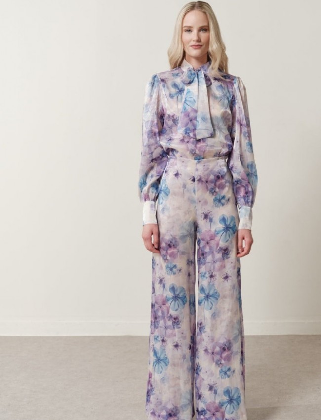 Floral printed σατέν λιλά ψηλόμεση Avril παντελόνα, σε ίσια γραμμή, κλείσιμο με φερμουάρ στο πλάι και εσωτερική φόδρα σορτς Enzzo  