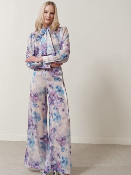 Floral printed σατέν λιλά μακρυμάνικη Avril μπλούζα, σε ίσια γραμμή, με μάο λαιμόκοψη και μη αποσπώμενο γραβατάκι- φιόγκος Enzzo 