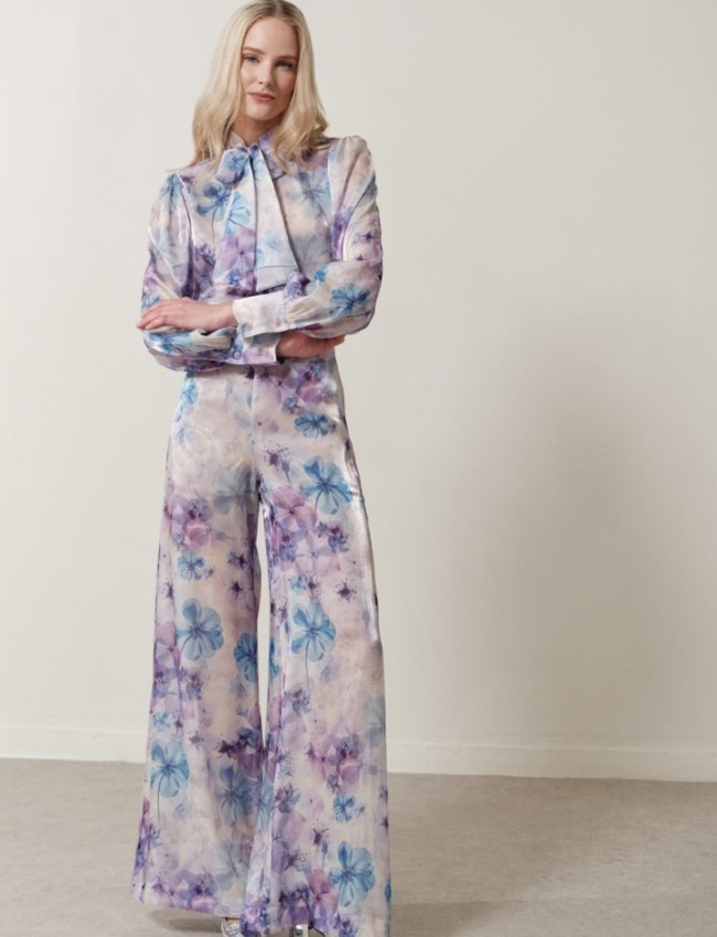 Floral printed σατέν λιλά μακρυμάνικη Avril μπλούζα, σε ίσια γραμμή, με μάο λαιμόκοψη και μη αποσπώμενο γραβατάκι- φιόγκος Enzzo 