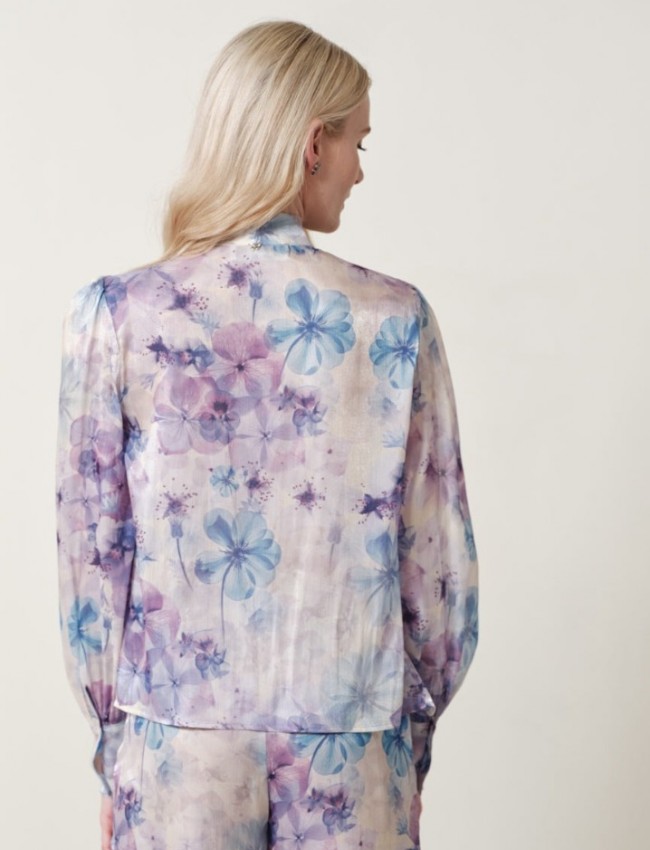 Floral printed σατέν λιλά μακρυμάνικη Avril μπλούζα, σε ίσια γραμμή, με μάο λαιμόκοψη και μη αποσπώμενο γραβατάκι- φιόγκος Enzzo 