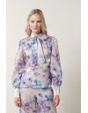 Floral printed σατέν λιλά μακρυμάνικη Avril μπλούζα, σε ίσια γραμμή, με μάο λαιμόκοψη και μη αποσπώμενο γραβατάκι- φιόγκος Enzzo 