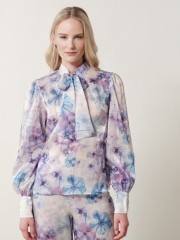 Floral printed σατέν λιλά μακρυμάνικη Avril μπλούζα, σε ίσια γραμμή, με μάο λαιμόκοψη και μη αποσπώμενο γραβατάκι- φιόγκος Enzzo 