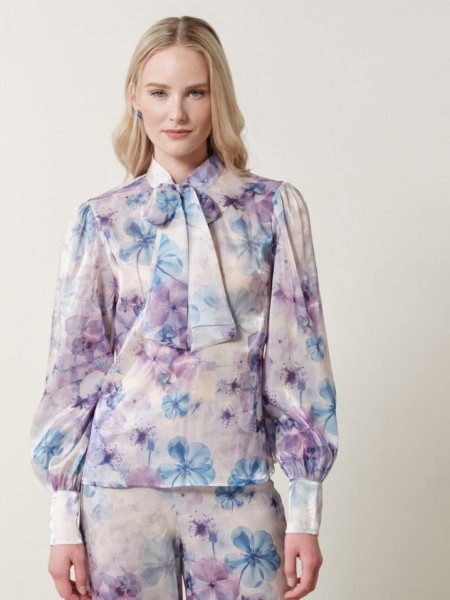 Floral printed σατέν λιλά μακρυμάνικη Avril μπλούζα, σε ίσια γραμμή, με μάο λαιμόκοψη και μη αποσπώμενο γραβατάκι- φιόγκος Enzzo 