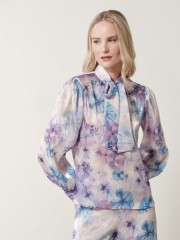 Floral printed σατέν λιλά μακρυμάνικη Avril μπλούζα, σε ίσια γραμμή, με μάο λαιμόκοψη και μη αποσπώμενο γραβατάκι- φιόγκος Enzzo 