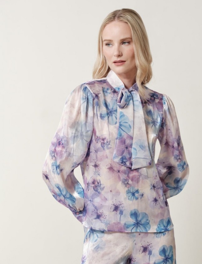 Floral printed σατέν λιλά μακρυμάνικη Avril μπλούζα, σε ίσια γραμμή, με μάο λαιμόκοψη και μη αποσπώμενο γραβατάκι- φιόγκος Enzzo 