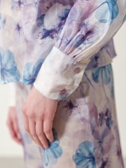 Floral printed σατέν λιλά μακρυμάνικη Avril μπλούζα, σε ίσια γραμμή, με μάο λαιμόκοψη και μη αποσπώμενο γραβατάκι- φιόγκος Enzzo 