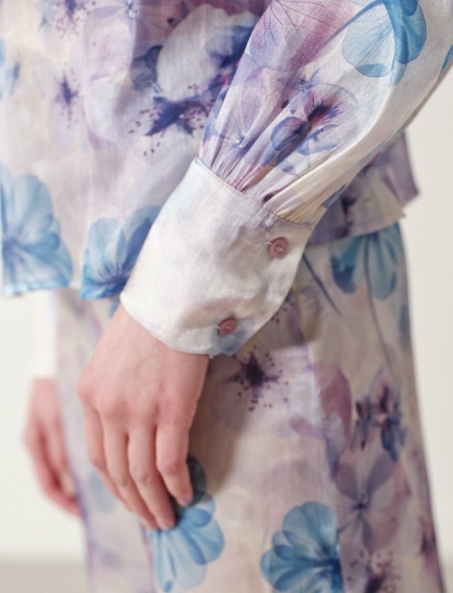 Floral printed σατέν λιλά μακρυμάνικη Avril μπλούζα, σε ίσια γραμμή, με μάο λαιμόκοψη και μη αποσπώμενο γραβατάκι- φιόγκος Enzzo 