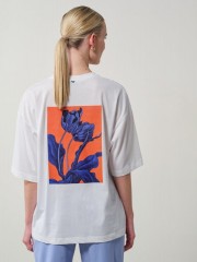 Λευκή βαμβακερή oversized κοντομάνικη μπλούζα, με ρεγκλάν μανικοκόλληση, κλειστή στρογγυλή λαιμόκοψη και τύπωμα με λουλούδια στην πλάτη Enzzo 