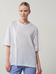Λευκή βαμβακερή oversized κοντομάνικη μπλούζα, με ρεγκλάν μανικοκόλληση, κλειστή στρογγυλή λαιμόκοψη και τύπωμα με λουλούδια στην πλάτη Enzzo 