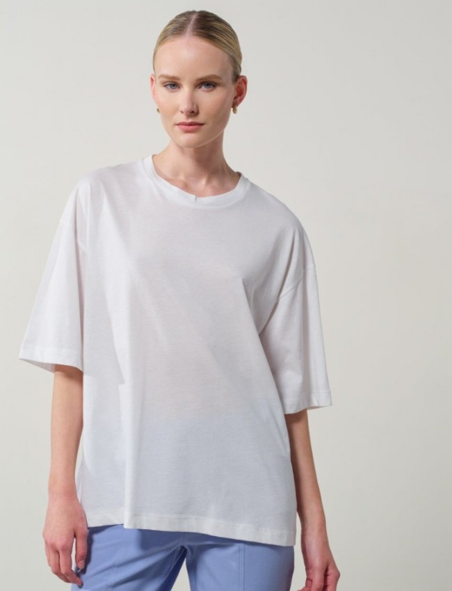 Λευκή βαμβακερή oversized κοντομάνικη μπλούζα, με ρεγκλάν μανικοκόλληση, κλειστή στρογγυλή λαιμόκοψη και τύπωμα με λουλούδια στην πλάτη Enzzo 