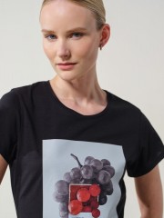 Μαύρο βαμβακερό κοντομάνικο t-shirt Martina με κλειστή στρογγυλή  λαιμόκοψη, σε ίσια γραμμή και μπροστινό τύπωμα με κόκκινα  σταφύλια Enzzo