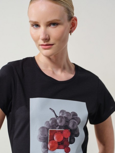Μαύρο βαμβακερό κοντομάνικο t-shirt Martina με κλειστή στρογγυλή  λαιμόκοψη, σε ίσια γραμμή και μπροστινό τύπωμα με κόκκινα  σταφύλια Enzzo