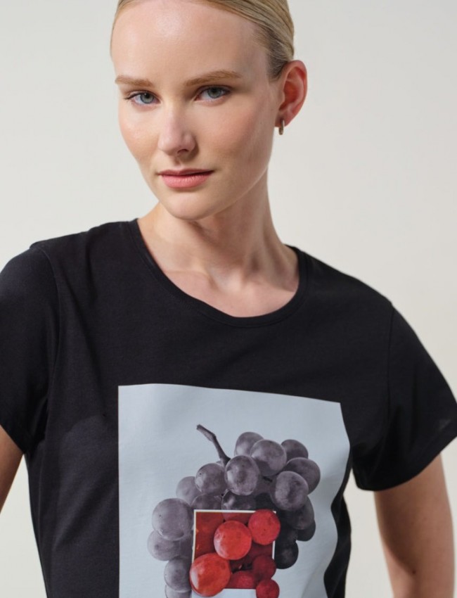 Μαύρο βαμβακερό κοντομάνικο t-shirt Martina με κλειστή στρογγυλή  λαιμόκοψη, σε ίσια γραμμή και μπροστινό τύπωμα με κόκκινα  σταφύλια Enzzo