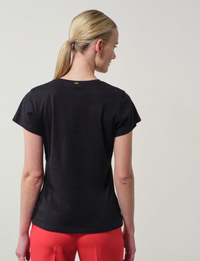 Μαύρο βαμβακερό κοντομάνικο t-shirt Martina με κλειστή στρογγυλή  λαιμόκοψη, σε ίσια γραμμή και μπροστινό τύπωμα με κόκκινα  σταφύλια Enzzo