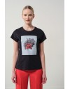 Μαύρο βαμβακερό κοντομάνικο t-shirt Martina με κλειστή στρογγυλή  λαιμόκοψη, σε ίσια γραμμή και μπροστινό τύπωμα με κόκκινα  σταφύλια Enzzo