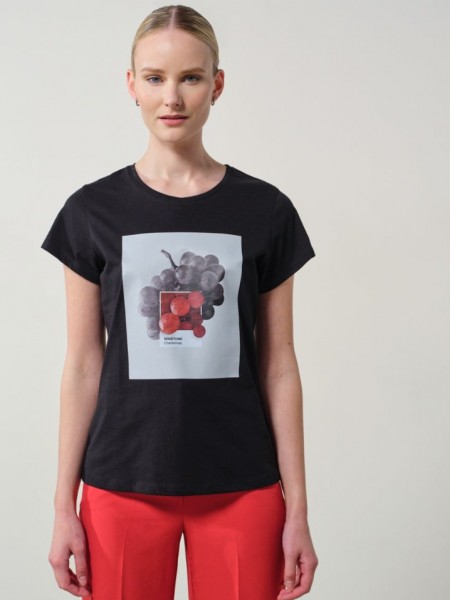 Μαύρο βαμβακερό κοντομάνικο t-shirt Martina με κλειστή στρογγυλή  λαιμόκοψη, σε ίσια γραμμή και μπροστινό τύπωμα με κόκκινα  σταφύλια Enzzo