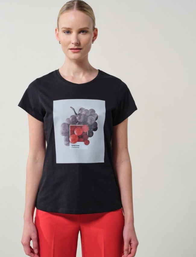 Μαύρο βαμβακερό κοντομάνικο t-shirt Martina με κλειστή στρογγυλή  λαιμόκοψη, σε ίσια γραμμή και μπροστινό τύπωμα με κόκκινα  σταφύλια Enzzo