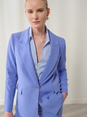 Σιελ μακρυμάνικο σακάκι Paloma σε ίσια γραμμή, κλείσιμο με διπλό χρυσό κουμπί, μπροστινές καπακωτές τσέπες και μικρό πλακωτό σκίσιμο στο τελείωμα πίσω Enzzo 