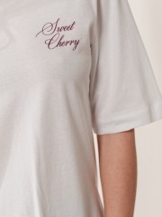 Λευκή oversized κοντομάνικη Cherry μπλούζα, με κλειστή στρογγυλή λαιμόκοψη και τύπωμα μπροστά και στην πλάτη Enzzo 