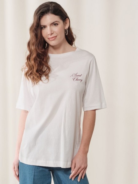 Λευκή oversized κοντομάνικη Cherry μπλούζα, με κλειστή στρογγυλή λαιμόκοψη και τύπωμα μπροστά και στην πλάτη Enzzo 